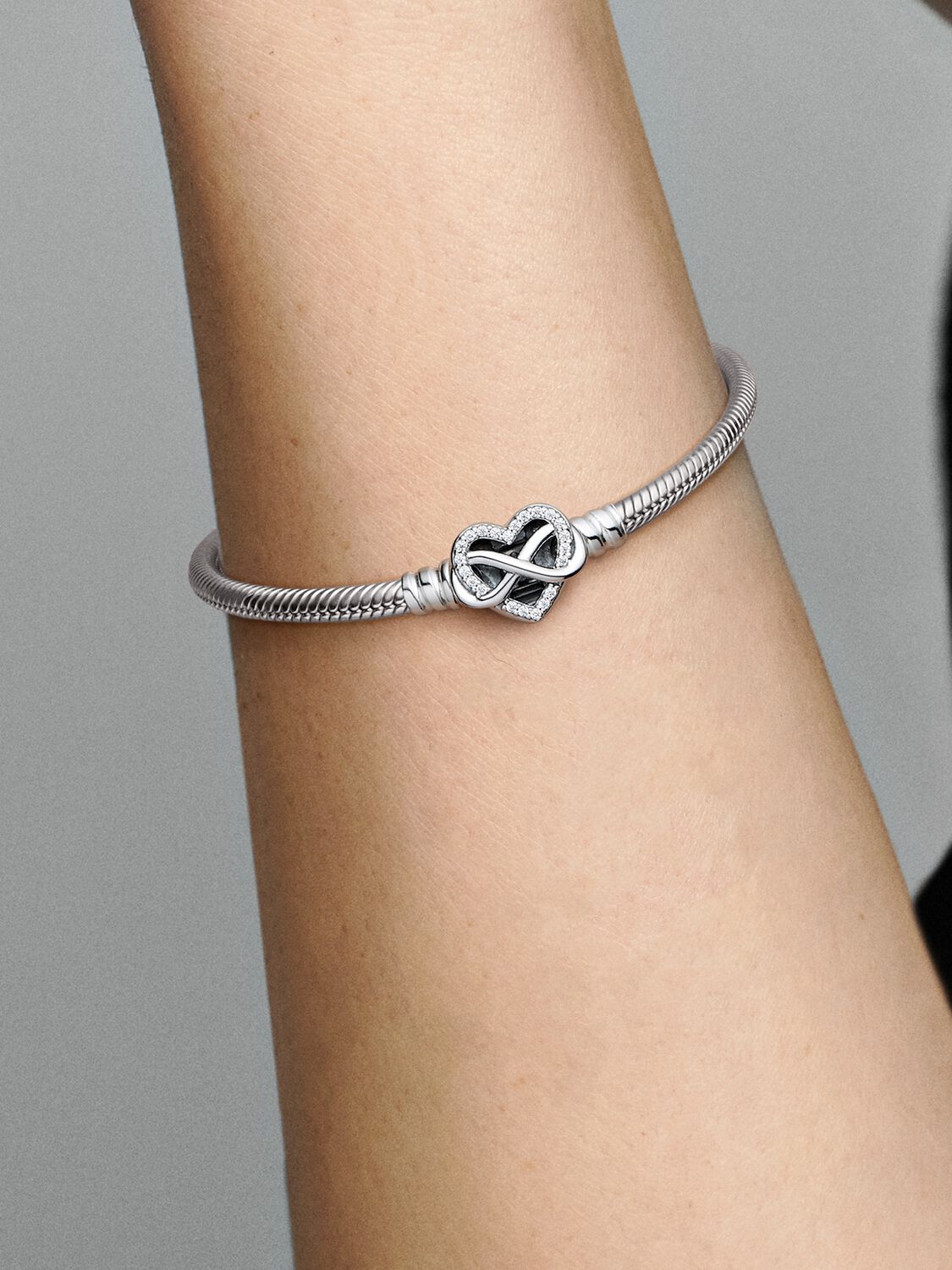 Bracciale maglia snake con chiusura a cuore Infinito scintillante Pandora 592645C01