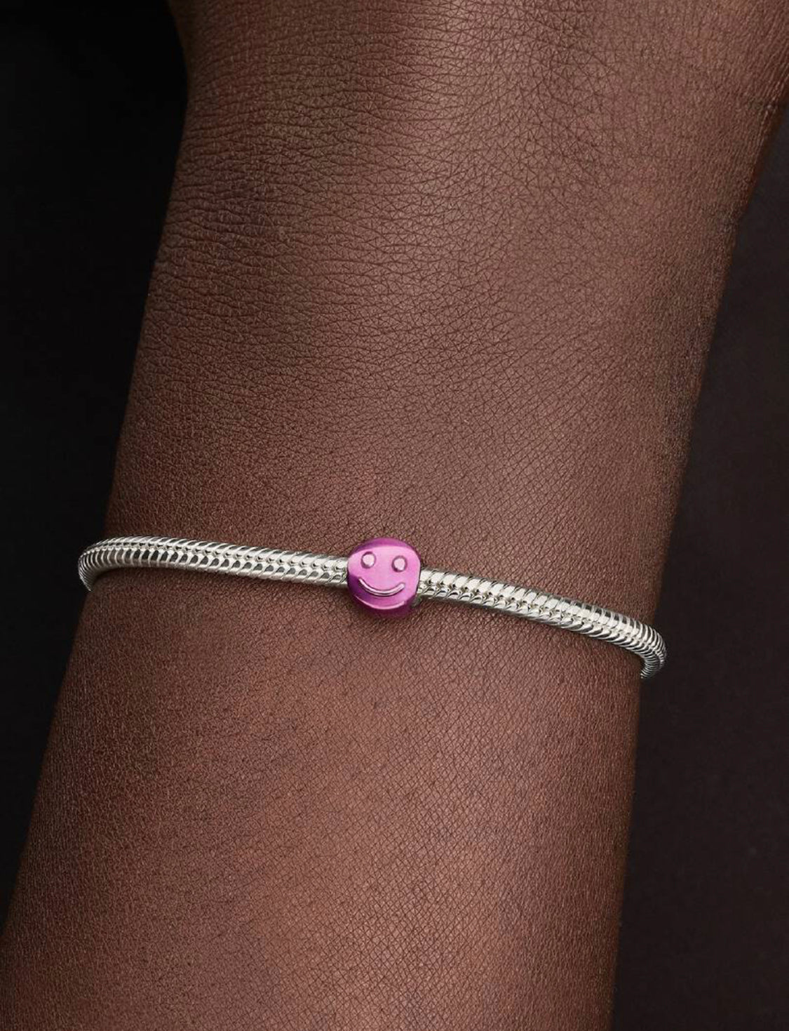 Mini Charm Smile effetto metallico rosa Pandora 794815C01