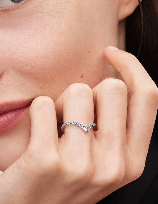 Anello Desiderio con Pietra Taglio Baguette e Pavè
Argento Sterling 925 Pandora 195085C01