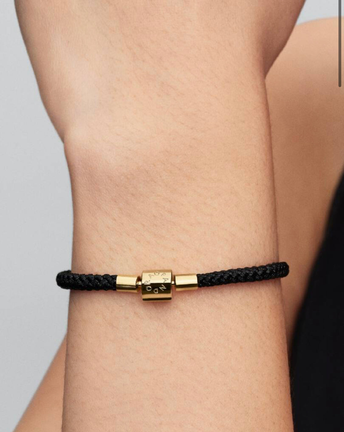 Bracciale in Corda Nera con Chiusura a Barile Finitura in Oro
Pandora 564530C01