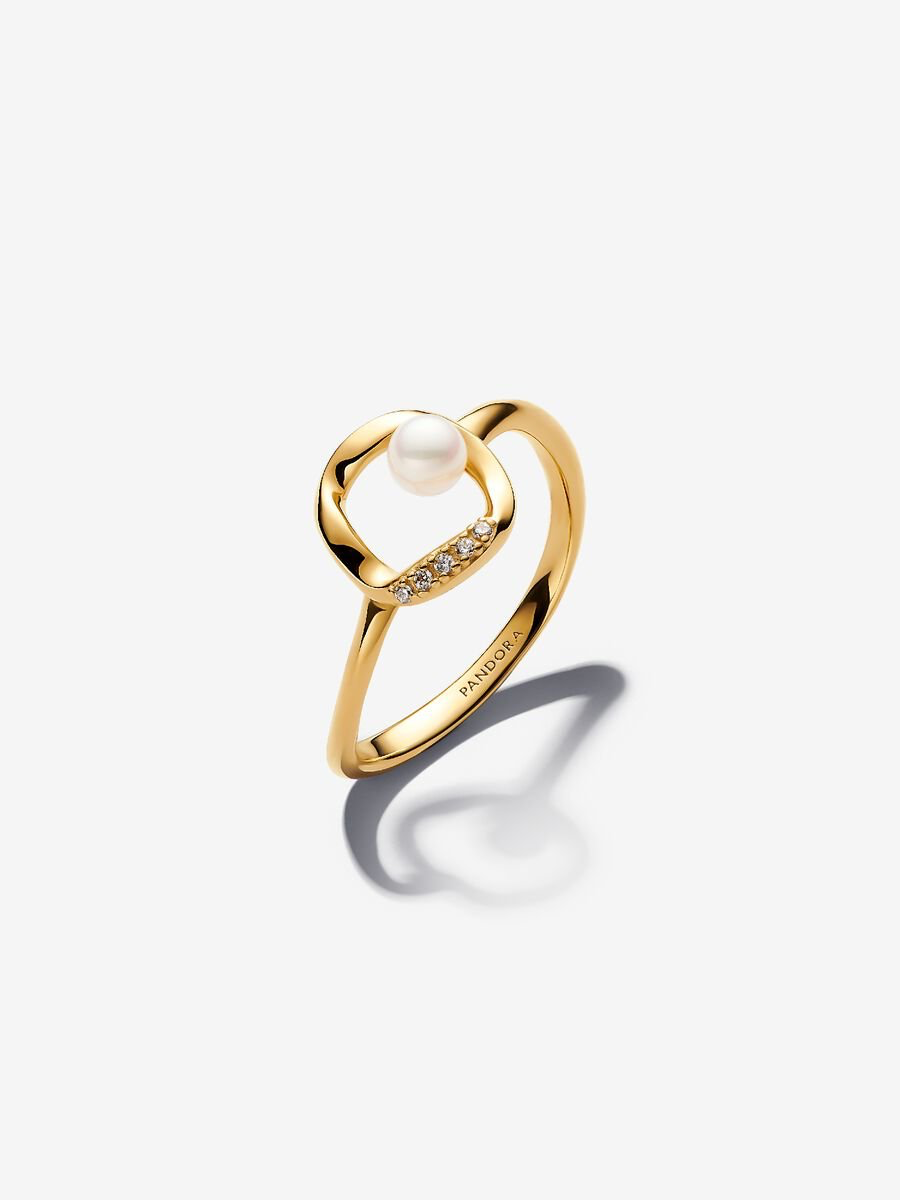 Anello Cerchio Linea Sinuosa con Perla d'Acqua Dolce Coltivata e Pavè
Placcatura in Oro 14k Pandora 163831C01