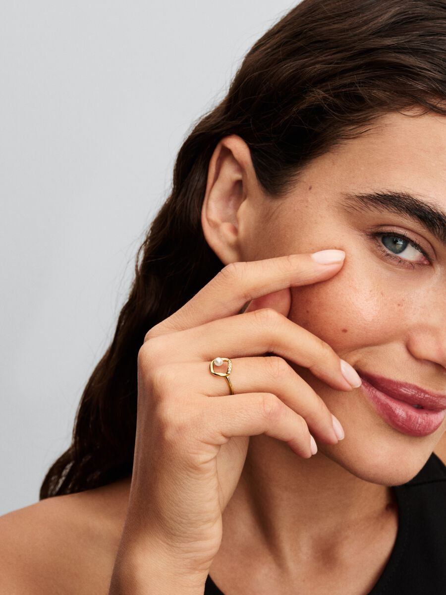 Anello Cerchio Linea Sinuosa con Perla d'Acqua Dolce Coltivata e Pavè
Placcatura in Oro 14k Pandora 163831C01