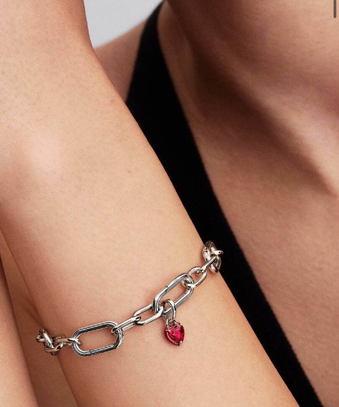 Charm Mini Pendente Red Chakra Heart Pandora ME
Argento Sterling 925 793042C05