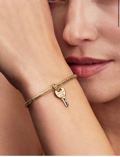 Charm Pendente Chiave "No Duplicates" Finitura in Oro
Pandora 764347C01