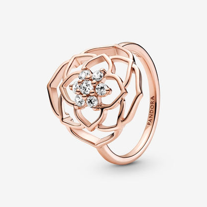 Pandora 189412C01 Rose Petals scenographic ring