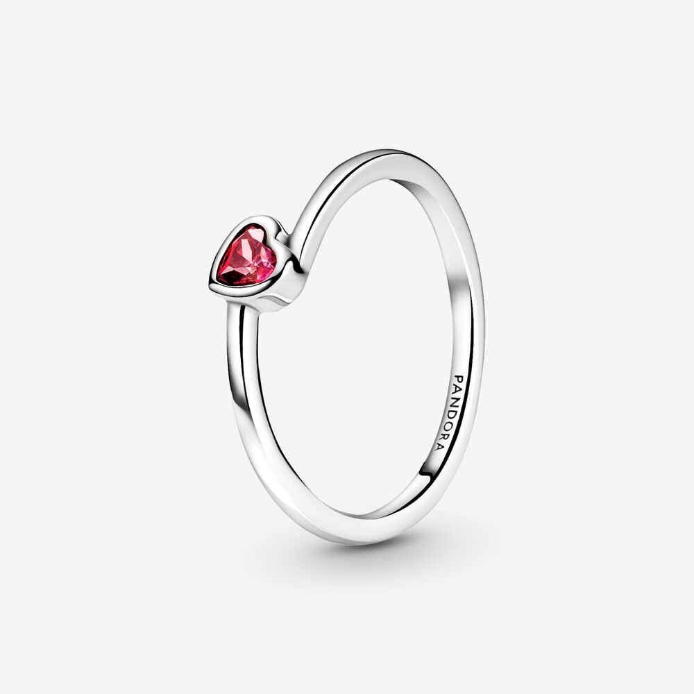 Anello con solitario a cuore obliquo rosso Pandora 199267C01