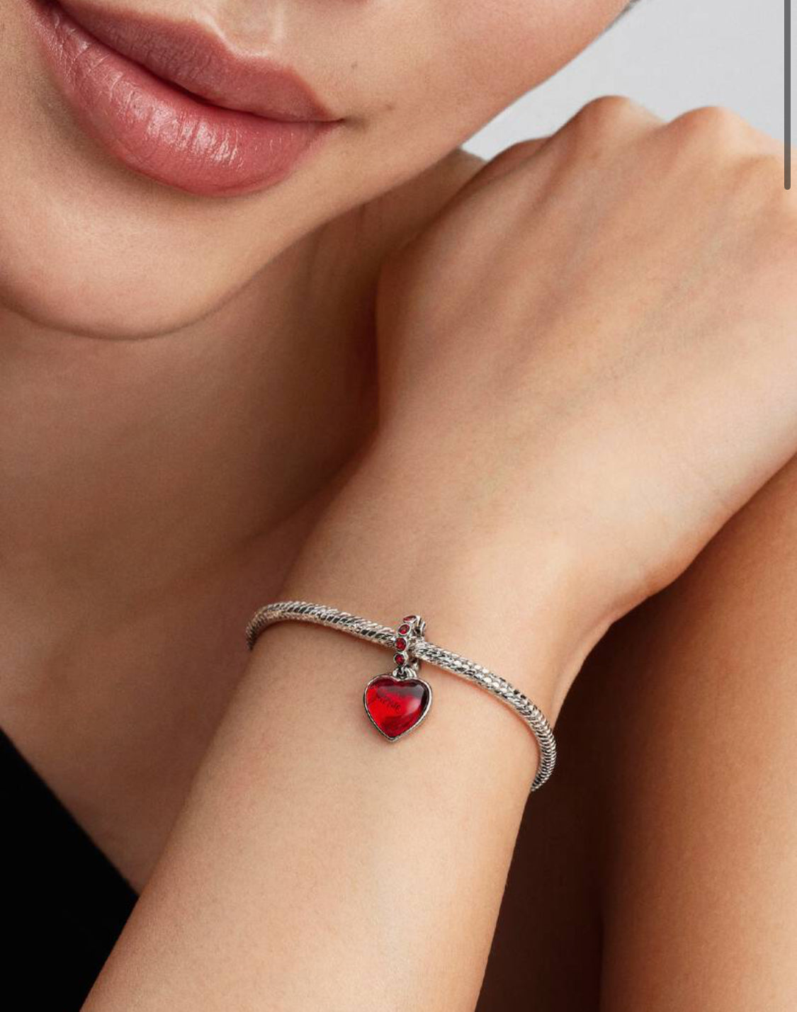 Charm Pendente Doppio Cuore Vetro di Murano Rosso
Argento Sterling 925 Pandora 794429C01