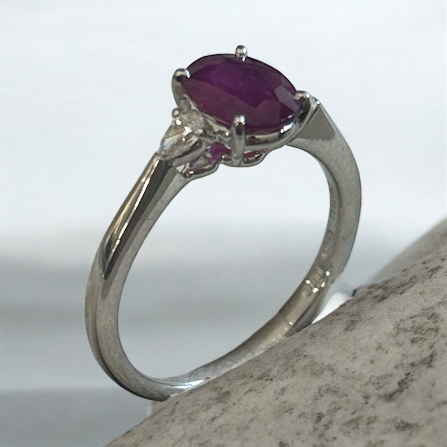 Anello Rubino Oro Bianco 18 Kt E Diamanti Crivelli 326-AN536-6-8