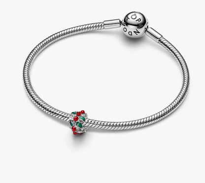 Charm Agrifoglio di Natale con Finitura in Platino Pandora 734974C01