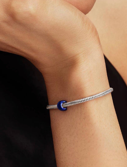 Mini Charm Luna effetto metallico blu Pandora 794784C01