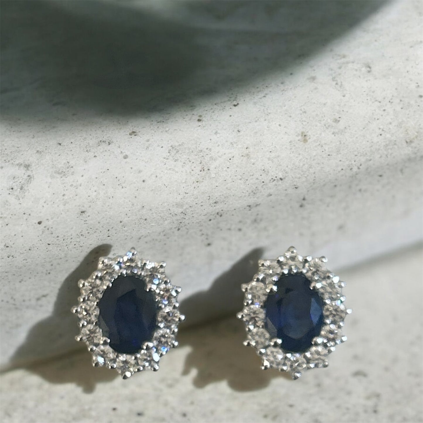 Orecchini Oro Bianco 18 KT E Zaffiri Crivelli 326-BO-1000-7-5