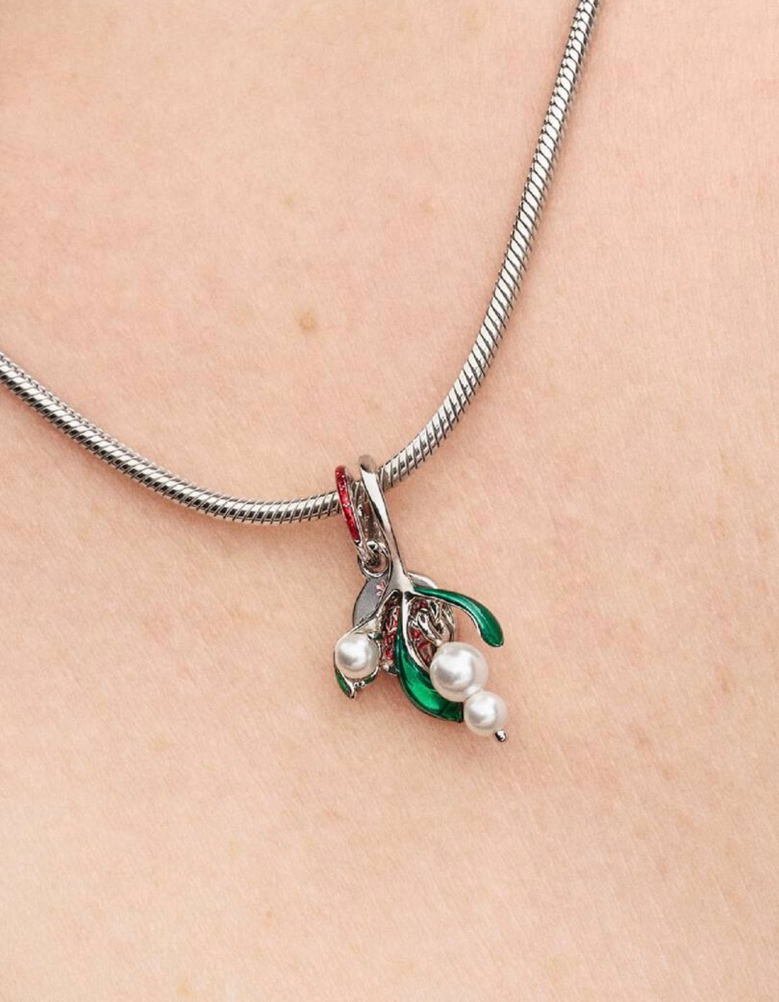 Charm Pendente Vischio di Natale Pandora 735066C01