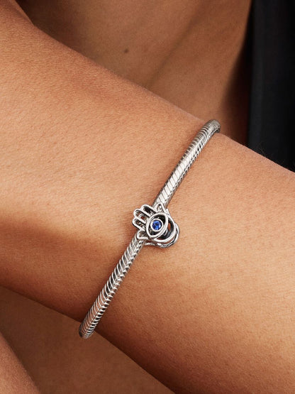 Charm Openwork Mano di Fatima Pietra Blu
Argento Sterling 925 Pandora 794062C01