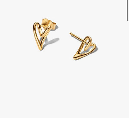 Orecchini Cuore Linea Sinuosa
Finitura in Oro Pandora 264393C00